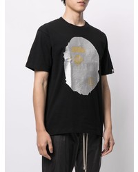 schwarzes und silbernes bedrucktes T-Shirt mit einem Rundhalsausschnitt von A Bathing Ape