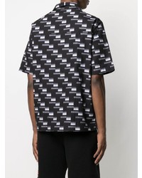 schwarzes und weißes bedrucktes Kurzarmhemd von McQ