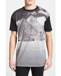 schwarzes und weißes bedrucktes T-Shirt mit einem Rundhalsausschnitt aus Netzstoff