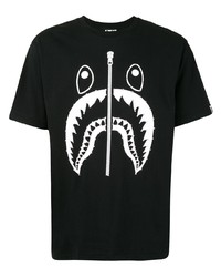 schwarzes und weißes bedrucktes T-Shirt mit einem Rundhalsausschnitt von A Bathing Ape