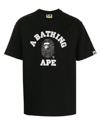 schwarzes und weißes bedrucktes T-Shirt mit einem Rundhalsausschnitt von A Bathing Ape