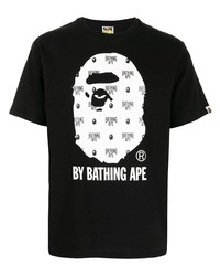 schwarzes und weißes bedrucktes T-Shirt mit einem Rundhalsausschnitt von A Bathing Ape