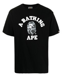schwarzes und weißes bedrucktes T-Shirt mit einem Rundhalsausschnitt von A Bathing Ape