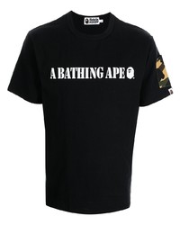 schwarzes und weißes bedrucktes T-Shirt mit einem Rundhalsausschnitt von A Bathing Ape