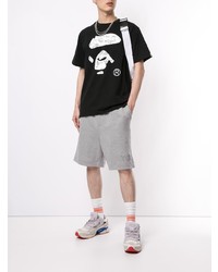 schwarzes und weißes bedrucktes T-Shirt mit einem Rundhalsausschnitt von A Bathing Ape