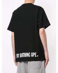 schwarzes und weißes bedrucktes T-Shirt mit einem Rundhalsausschnitt von A Bathing Ape