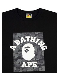 schwarzes und weißes bedrucktes T-Shirt mit einem Rundhalsausschnitt von A Bathing Ape