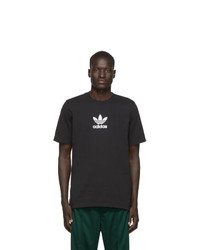 schwarzes und weißes bedrucktes T-Shirt mit einem Rundhalsausschnitt von adidas Originals