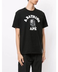 schwarzes und weißes bedrucktes T-Shirt mit einem Rundhalsausschnitt von A Bathing Ape