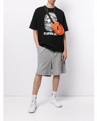 schwarzes und weißes bedrucktes T-Shirt mit einem Rundhalsausschnitt von A Bathing Ape