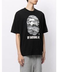 schwarzes und weißes bedrucktes T-Shirt mit einem Rundhalsausschnitt von A Bathing Ape