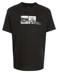 schwarzes und weißes bedrucktes T-Shirt mit einem Rundhalsausschnitt von Armani Exchange