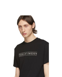 schwarzes und weißes bedrucktes T-Shirt mit einem Rundhalsausschnitt von Tiger of Sweden Jeans