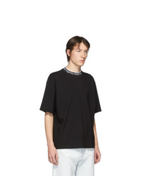 schwarzes und weißes bedrucktes T-Shirt mit einem Rundhalsausschnitt von Acne Studios