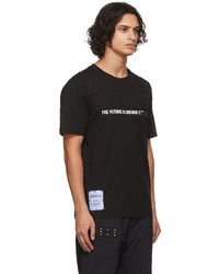 schwarzes und weißes bedrucktes T-Shirt mit einem Rundhalsausschnitt von McQ