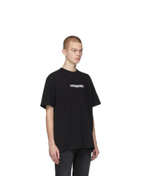 schwarzes und weißes bedrucktes T-Shirt mit einem Rundhalsausschnitt von Vetements