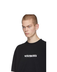 schwarzes und weißes bedrucktes T-Shirt mit einem Rundhalsausschnitt von Vetements