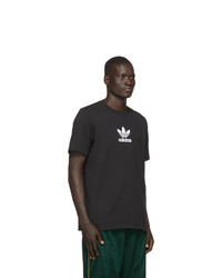 schwarzes und weißes bedrucktes T-Shirt mit einem Rundhalsausschnitt von adidas Originals