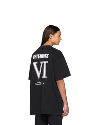 schwarzes und weißes bedrucktes T-Shirt mit einem Rundhalsausschnitt von Vetements