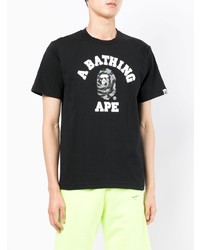 schwarzes und weißes bedrucktes T-Shirt mit einem Rundhalsausschnitt von A Bathing Ape