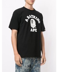 schwarzes und weißes bedrucktes T-Shirt mit einem Rundhalsausschnitt von A Bathing Ape