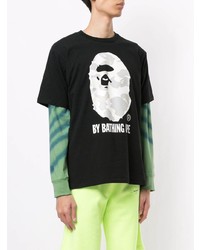 schwarzes und weißes bedrucktes T-Shirt mit einem Rundhalsausschnitt von A Bathing Ape