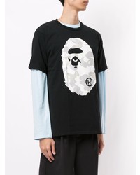 schwarzes und weißes bedrucktes T-Shirt mit einem Rundhalsausschnitt von A Bathing Ape