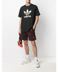 schwarzes und weißes bedrucktes T-Shirt mit einem Rundhalsausschnitt von adidas