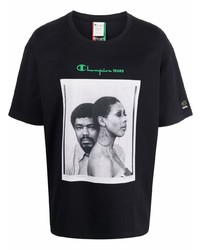 schwarzes und weißes bedrucktes T-Shirt mit einem Rundhalsausschnitt von Champion