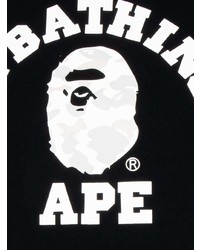 schwarzes und weißes bedrucktes T-Shirt mit einem Rundhalsausschnitt von A Bathing Ape