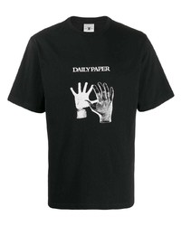 schwarzes und weißes bedrucktes T-Shirt mit einem Rundhalsausschnitt von Daily Paper