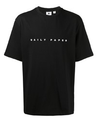 schwarzes und weißes bedrucktes T-Shirt mit einem Rundhalsausschnitt von Daily Paper