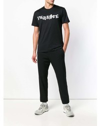 schwarzes und weißes bedrucktes T-Shirt mit einem Rundhalsausschnitt von Versace