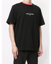 schwarzes und weißes bedrucktes T-Shirt mit einem Rundhalsausschnitt von Fred Perry