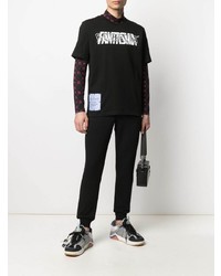 schwarzes und weißes bedrucktes T-Shirt mit einem Rundhalsausschnitt von McQ