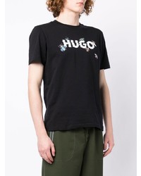 schwarzes und weißes bedrucktes T-Shirt mit einem Rundhalsausschnitt von Hugo