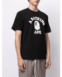 schwarzes und weißes bedrucktes T-Shirt mit einem Rundhalsausschnitt von A Bathing Ape