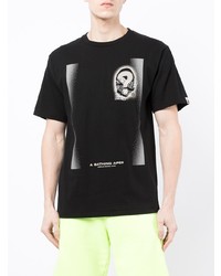 schwarzes und weißes bedrucktes T-Shirt mit einem Rundhalsausschnitt von A Bathing Ape