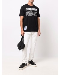 schwarzes und weißes bedrucktes T-Shirt mit einem Rundhalsausschnitt von McQ