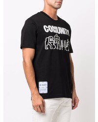 schwarzes und weißes bedrucktes T-Shirt mit einem Rundhalsausschnitt von McQ