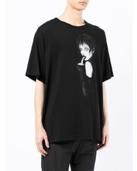 schwarzes und weißes bedrucktes T-Shirt mit einem Rundhalsausschnitt von Yohji Yamamoto