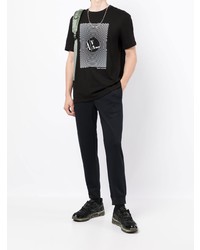 schwarzes und weißes bedrucktes T-Shirt mit einem Rundhalsausschnitt von Armani Exchange