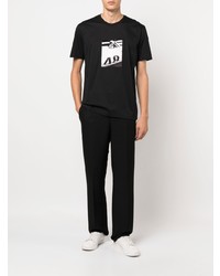 schwarzes und weißes bedrucktes T-Shirt mit einem Rundhalsausschnitt von Limitato