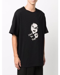 schwarzes und weißes bedrucktes T-Shirt mit einem Rundhalsausschnitt von Yohji Yamamoto