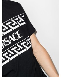 schwarzes und weißes bedrucktes T-Shirt mit einem Rundhalsausschnitt von Versace