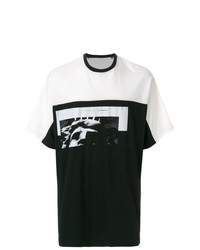schwarzes und weißes bedrucktes T-Shirt mit einem Rundhalsausschnitt von Julius