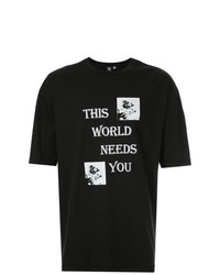 schwarzes und weißes bedrucktes T-Shirt mit einem Rundhalsausschnitt von Liam Hodges