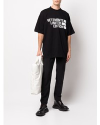 schwarzes und weißes bedrucktes T-Shirt mit einem Rundhalsausschnitt von Vetements