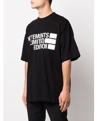 schwarzes und weißes bedrucktes T-Shirt mit einem Rundhalsausschnitt von Vetements