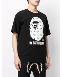 schwarzes und weißes bedrucktes T-Shirt mit einem Rundhalsausschnitt von A Bathing Ape